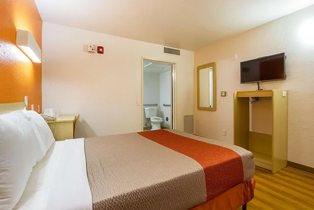 1 Full Bed ADA/Tub, Motel6 Mesa, AZ - North 4/10