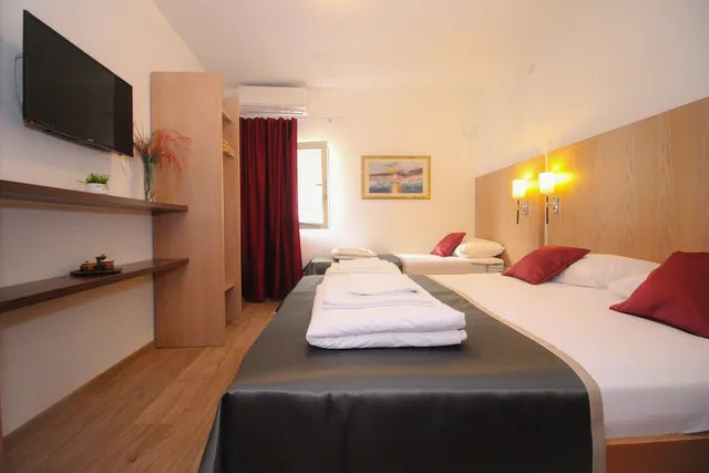 Standard, Triple, Motel Deny 1/10