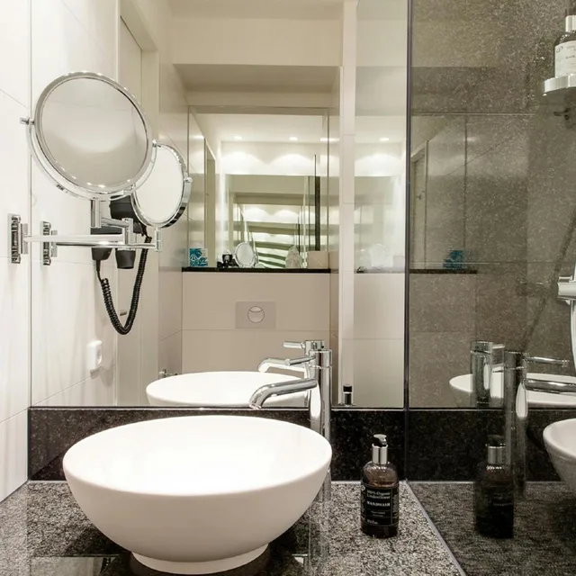 Room, Queen Bed, Hotel Motel One Wiesbaden 8/8