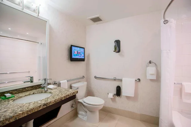Room, 2 Queen Beds, Concierge Level، Renaissance Raleigh North Hills Hotel 7/8