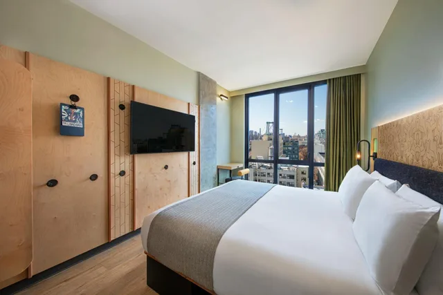 غرفة كبيرة بسرير كينج بإطلالة على المدينة لذوي الإعاقة، Moxy Brooklyn Williamsburg 1/2