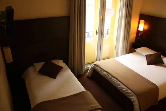 غرفة كلاسيكية ثلاثية بسرير مزدوج وسرير فردي، Ambassadeurs Hotel 1/3
