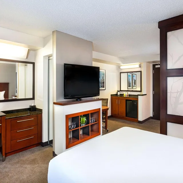 غرفة بسرير كينج مع أريكة في طابق مرتفع، Hyatt Place Sacramento Roseville 1/4
