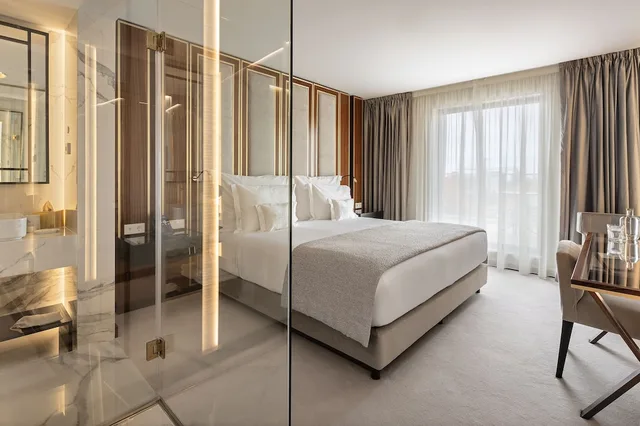 Superior, King Bed, Balcony, Wine And Books Porto Hotel 4/5