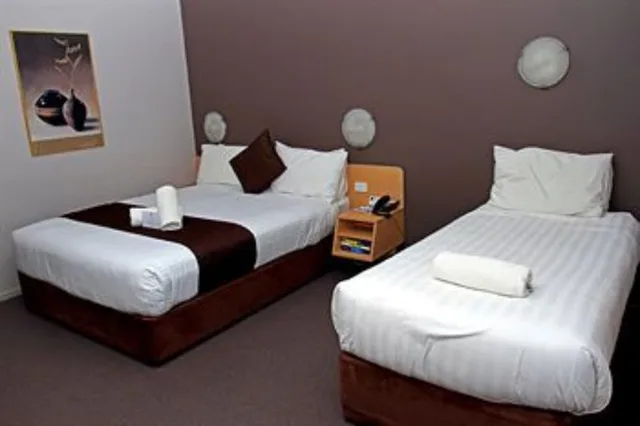 غرفة قياسية بسرير كوين وسرير فردي، Hospitality Carnarvon, SureStay Collection By Best Western 1/5