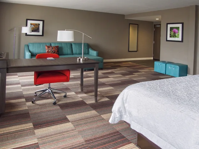 غرفة بسرير كينج للمدخنين، Hampton Inn Suites Moore Ok 3/5