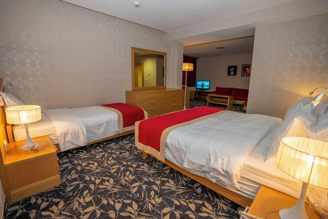 غرفة عائلية بسرير مزدوج وسرير فردي مع أريكة، Hotel Colosseo 1/6