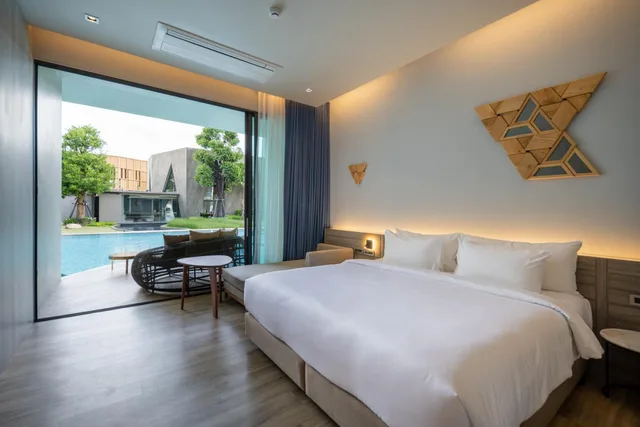 Room, King Bed, Pool Access, The Signature Hotel Airport 3/8