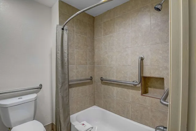 غرفة قياسية بسرير كينج لذوي الإعاقة، Motel6 Norcross, GA 5/5