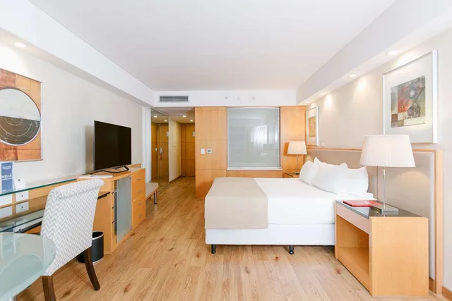Deluxe, King Bed, Street View، DoubleTree by Hilton Buenos Aires 1/1