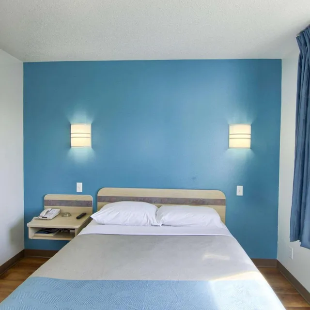 1 Full Bed - ADA/Tub/Mini Fridge, Motel6 Portsmouth, NH 7/10