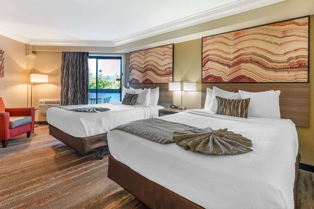 جناح بسريرين كوين مع أريكة لذوي الإعاقة، Best Western Plus Wine Country Inn & Suites 1/3