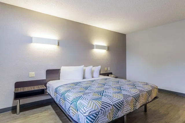 غرفة قياسية بسرير كينج لذوي الإعاقة، Motel6 Boerne, TX 3/7