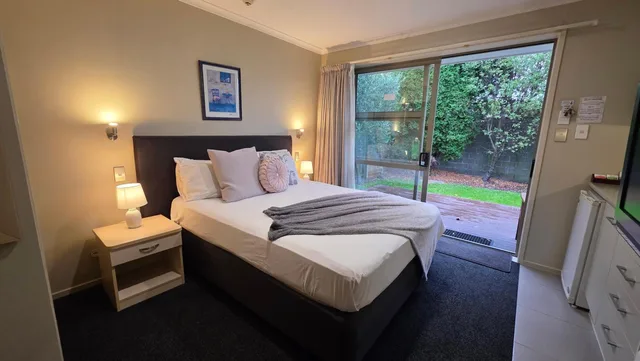 Compact, Studio, Queen Bed، Tower Junction Motor Lodge 1/7