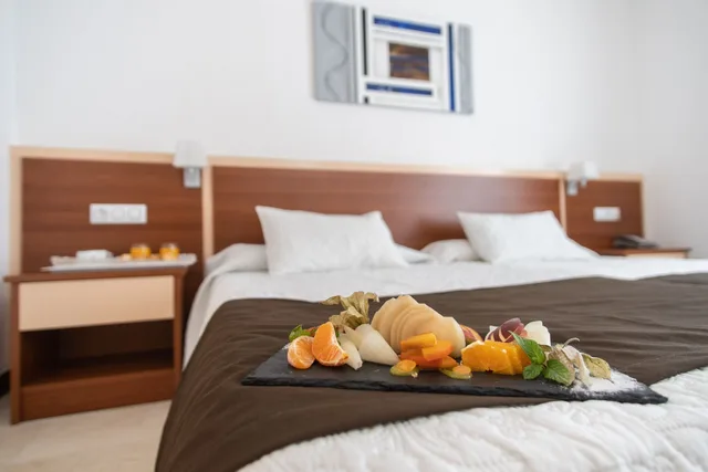 غرفة بسريرين منفصلين بإطلالة على البحر بشرفة، Sun Palace Albir and Spa 2/5