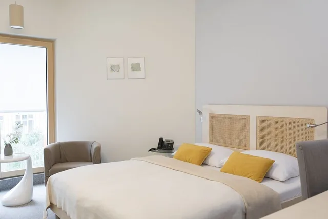 غرفة بريميوم بسريرين منفصلين بغرفة نوم واحدة، ART HOTEL 1/4