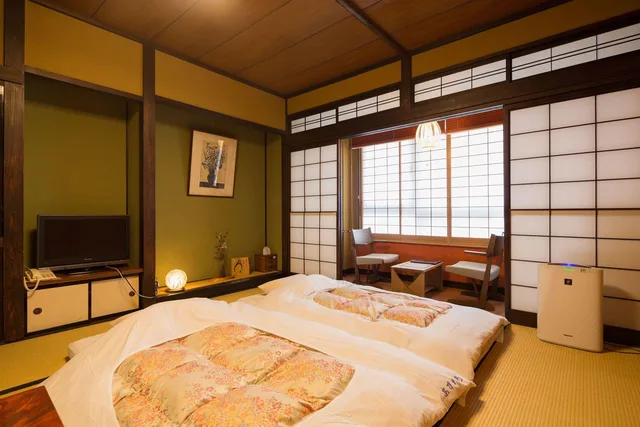 غرفة يابانية بفرشتي فوتون بحمام خاص، Ryokan Asunaro 1/2