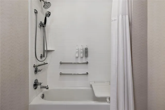 غرفة بسرير كينج بحوض استحمام لذوي الإعاقة، Hilton Garden Inn Indianapolis Downtown 5/5