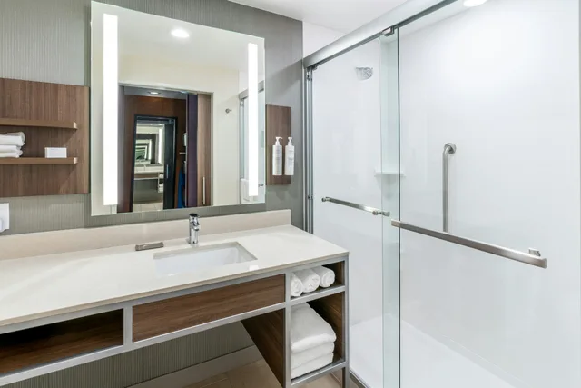 غرفة بسرير كينج لذوي الإعاقة، Hilton Garden Inn Trinidad Downtown 2/2