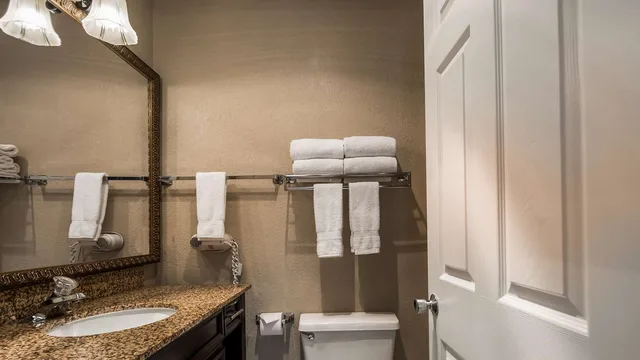 جناح بسريرين كينج مع أريكة بمطبخ، Best Western Salbasgeon Inn & Suites Of Reedsport 4/4