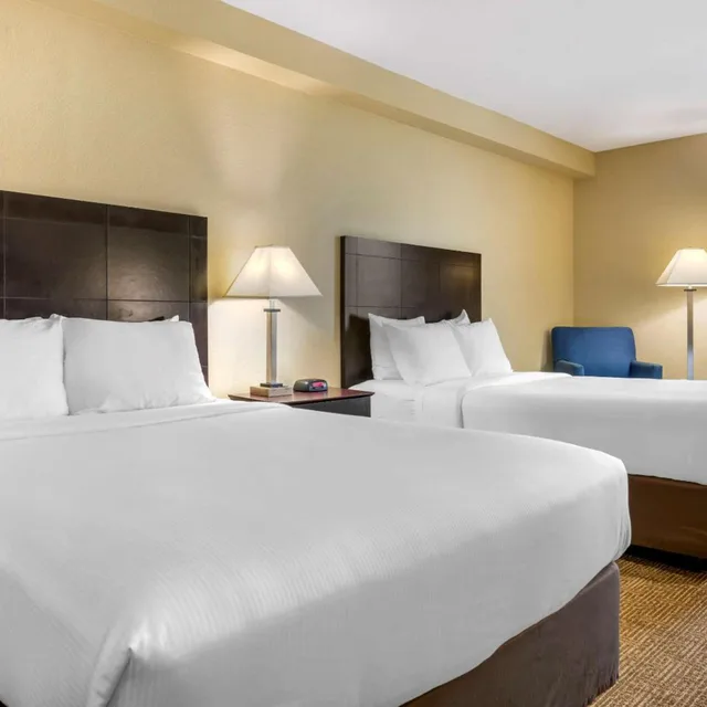 غرفة بسريرين كوين مع أريكة، I-Drive Hotel at Universal 5/7