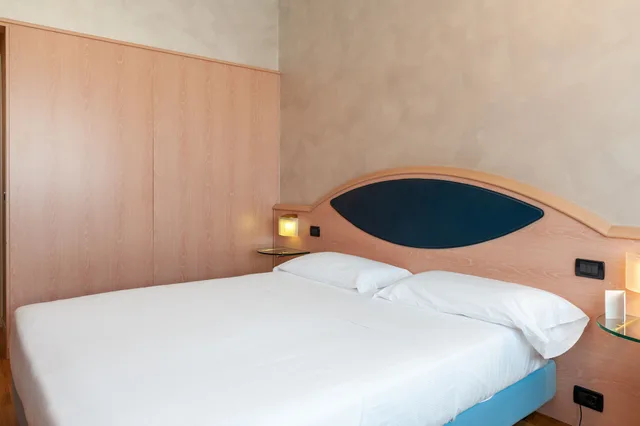 غرفة بسرير كوين، Augustus Hotel 3/6