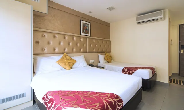 غرفة ديلوكس عائلية بسرير كوين وسرير فردي، Sandpiper Hotel 5/9