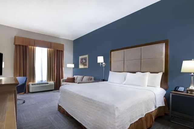 Suite, King Bed, Hampton Inn Victoria 3/7