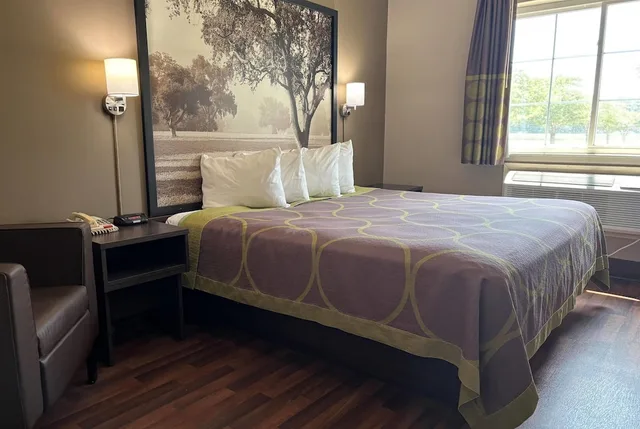 غرفة بسرير كينج لذوي الإعاقة، Super 8 by Wyndham Grayville 3/8