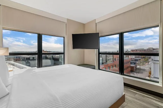 Upgrade, Suite, King Bed، Cambria Hotel Portland Downtown Old Port 1/3