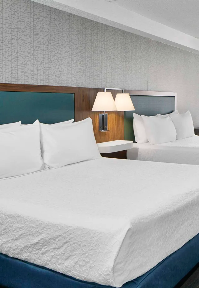 جناح بسريرين كوين مع أريكة، Hampton Inn Suites Saratoga Springs Downtown 1/2