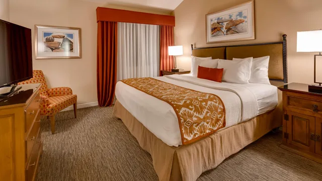 Suite, King Bed, Town View, Living Area, Annex, Best Western Plus Arroyo Roble Hotel & Creekside Villas 2/5