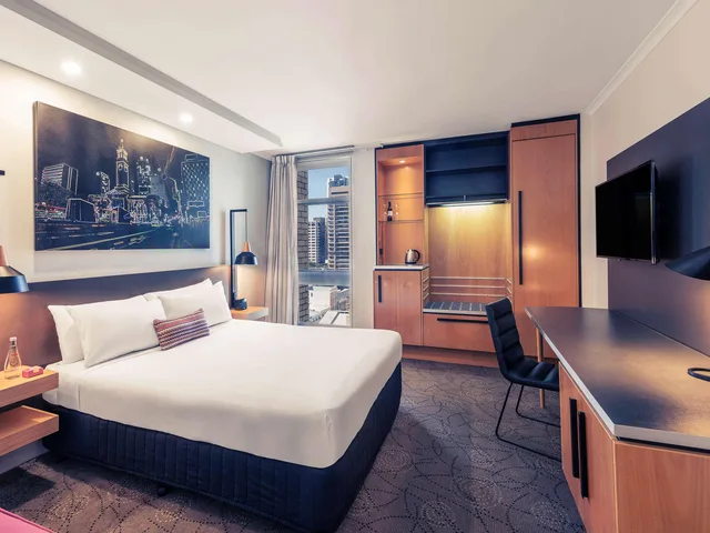 Room, Queen Bed, Mercure Brisbane King George Square 2/3