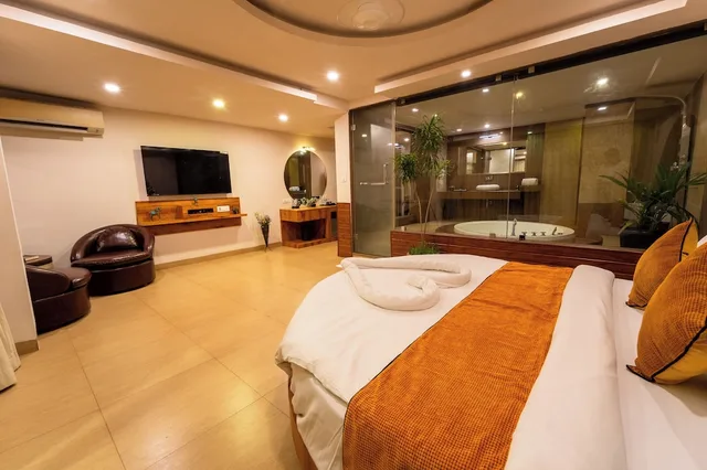 Grand, Maharaja, King Bed, Hot Tub, Bathtub، Grandeur De Sanchi 6/10