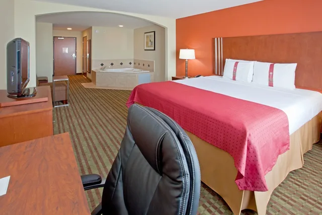 Suite, King Bed, Living Area, Holiday Inn Austin North - Round Rock 5/7
