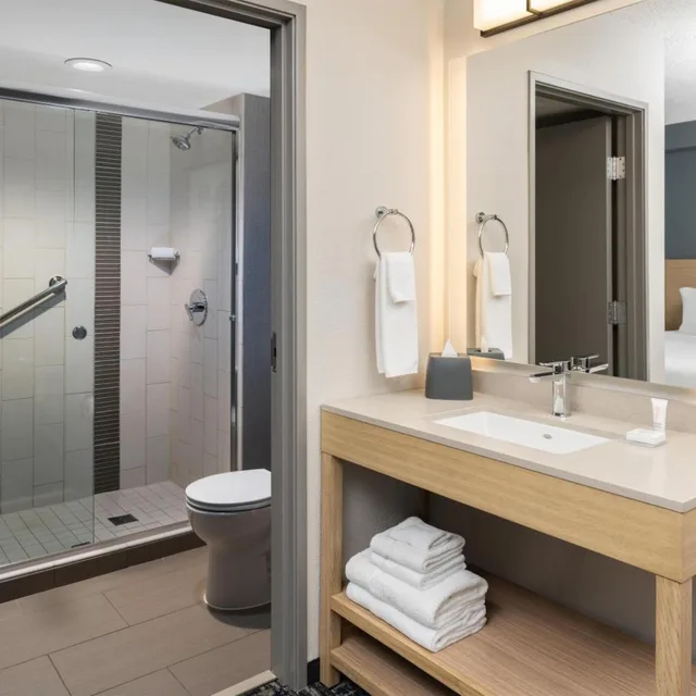غرفة بسريرين مزدوجين مع أريكة، Hyatt Place Rogers / Bentonville 4/5