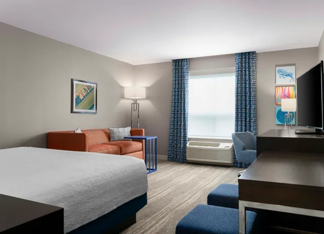 غرفة بسرير كينج مع أريكة، Hampton Inn And Suites Worcester Ma 2/3