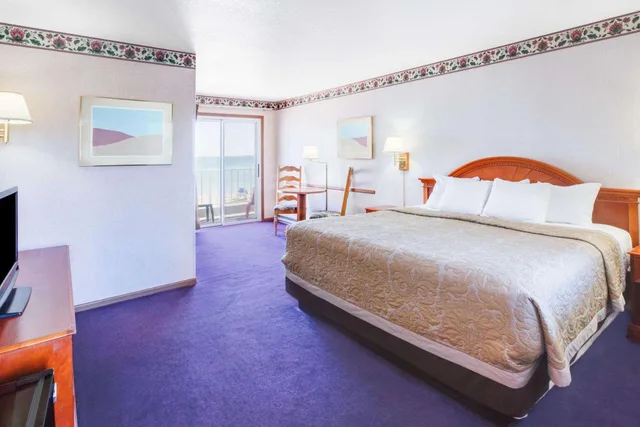 Superior, King Bed, Lake Front، Super 8 by Wyndham Mackinaw City/Beachfront Area 2/5