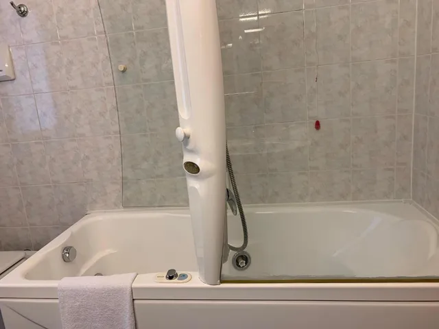 جناح جونيور، HOTEL PARIGI 2 7/9