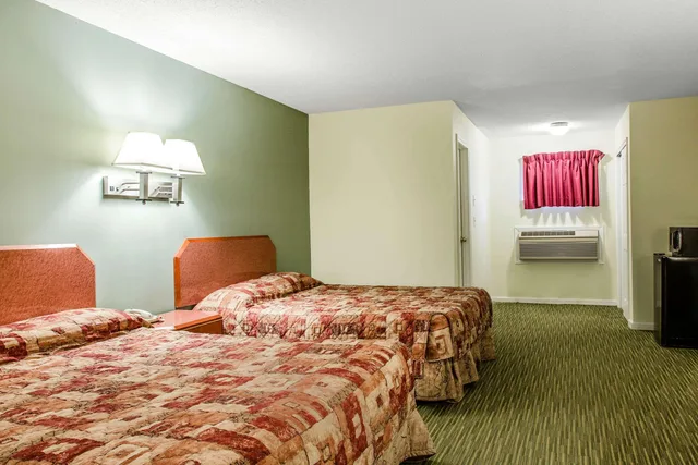 غرفة بسرير كينج، Rodeway Inn Groton - New London 2/3