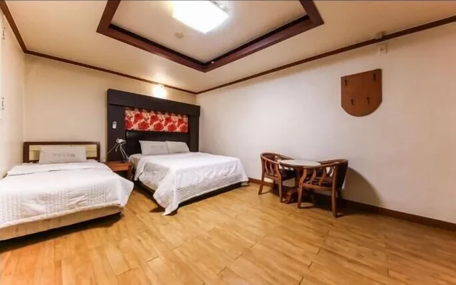 Deluxe, 1 Double and 1 Single Bed, Prince Motel 3/6