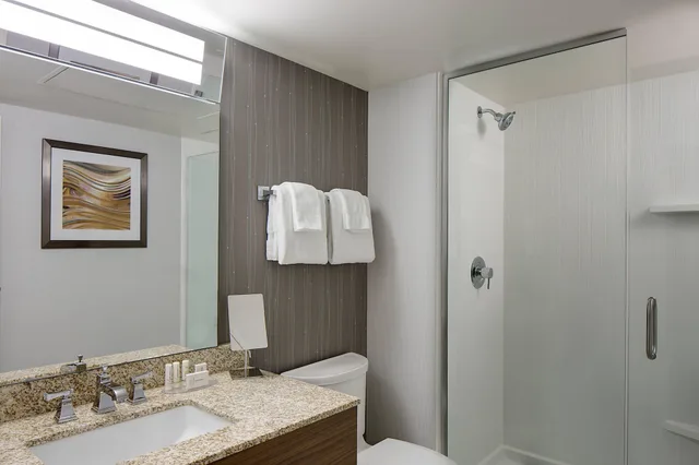 غرفة بسريرين كوين مع أريكة، Courtyard By Marriott Downtown Grand Rapids 3/4