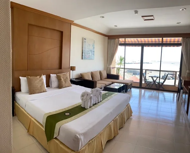 غرفة سوبيريور ديلوكس بإطلالة على البحر بشرفة، Seaview Hotel Sriracha 1/5