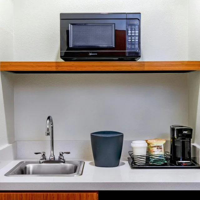 جناح بسرير كينج مع سرير سحّاب إضافي مع أريكة بحوض استحمام لذوي الإعاقة، Boston Peabody Springhill Suites By Marriott 7/7