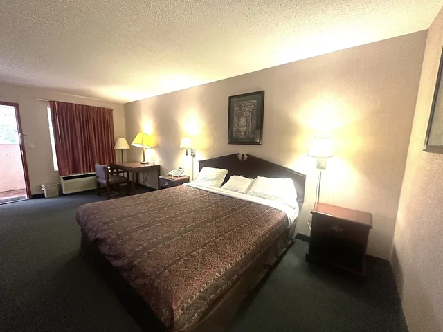 غرفة بسرير كينج للمدخنين، OYO Hotel East Macon I-75 2/10