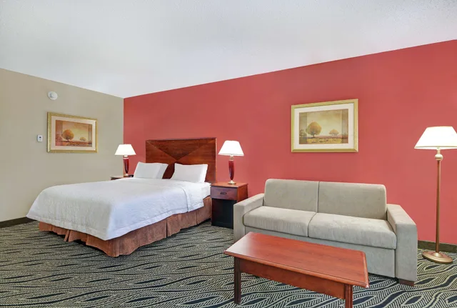 غرفة بسرير كينج مع أريكة، Hampton Inn Fayetteville 2/8