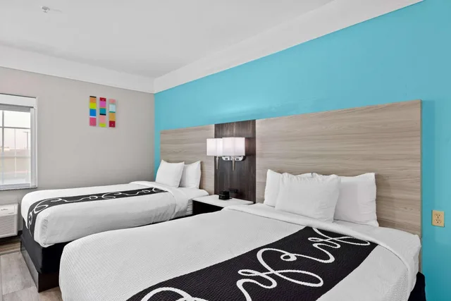 غرفة بسريرين كوين بحوض استحمام لذوي الإعاقة، La Quinta Inn Suites Raymondville 2/3