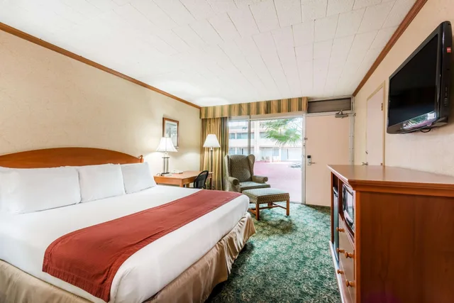 Room, King Bed, Exterior Entrance، Ramada by Wyndham State College Hotel & Conference Center 2/10