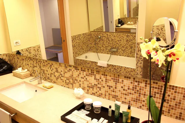 غرفة تنفيذية بسرير مزدوج بإطلالة على البحر، Hilton Sorrento Palace 5/8
