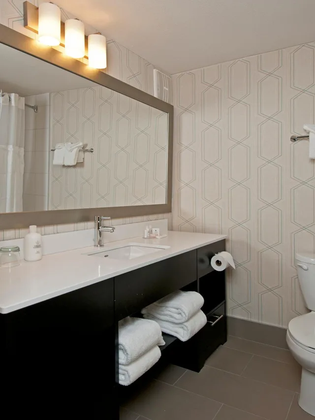 Coast, 2 Queen Beds, Kitchenette، Coast Kamloops Hotel And Conference Centre 6/6